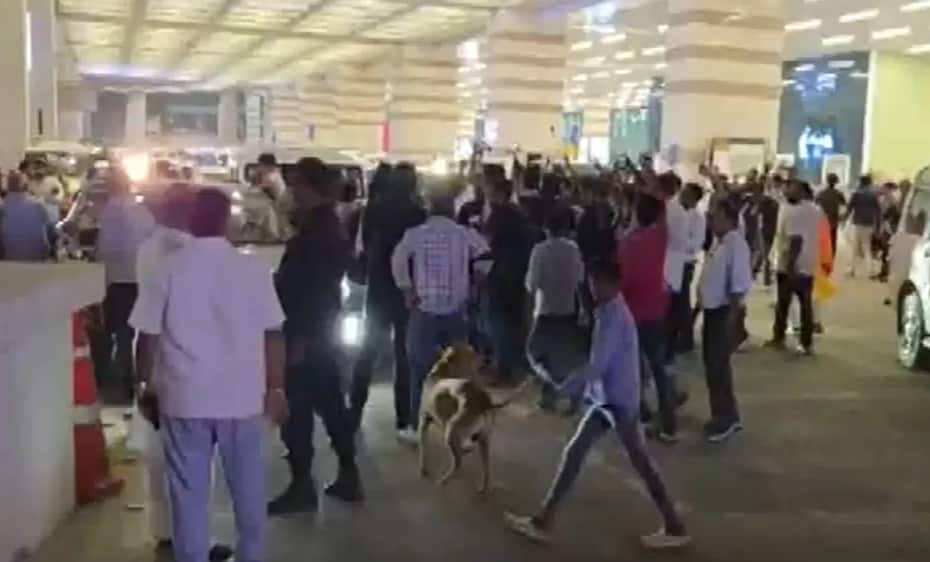 Congress leaders manhandled by party workers at Patna airport over ticket distribution | Watch