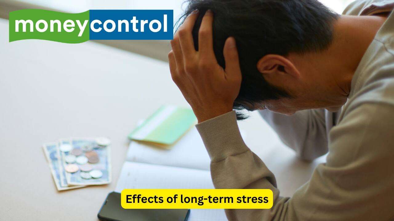 Effects of long-term stress Long-term stress has ill effects on the blood flow to the mucosa as well, and can hinder the repair of damaged tissues in the stomach. Stress-related gastritis is quite commonly seen in people who have been dealing with severe illness, but it may also occur in those with a lot of mental strain. (Image: Canva)
