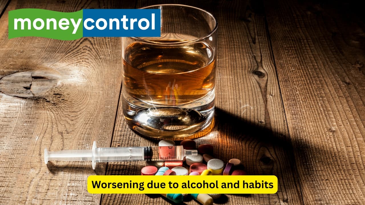 Worsening due to alcohol and habits Once the mucosa is ulcerated, any irregularities eating habit or excessive alcohol intake can also trigger the irritation, thus leading to symptoms characteristic of gastritis. A stomach with an ulcer becomes more vulnerable to inflammation and damage. (Image: Canva)