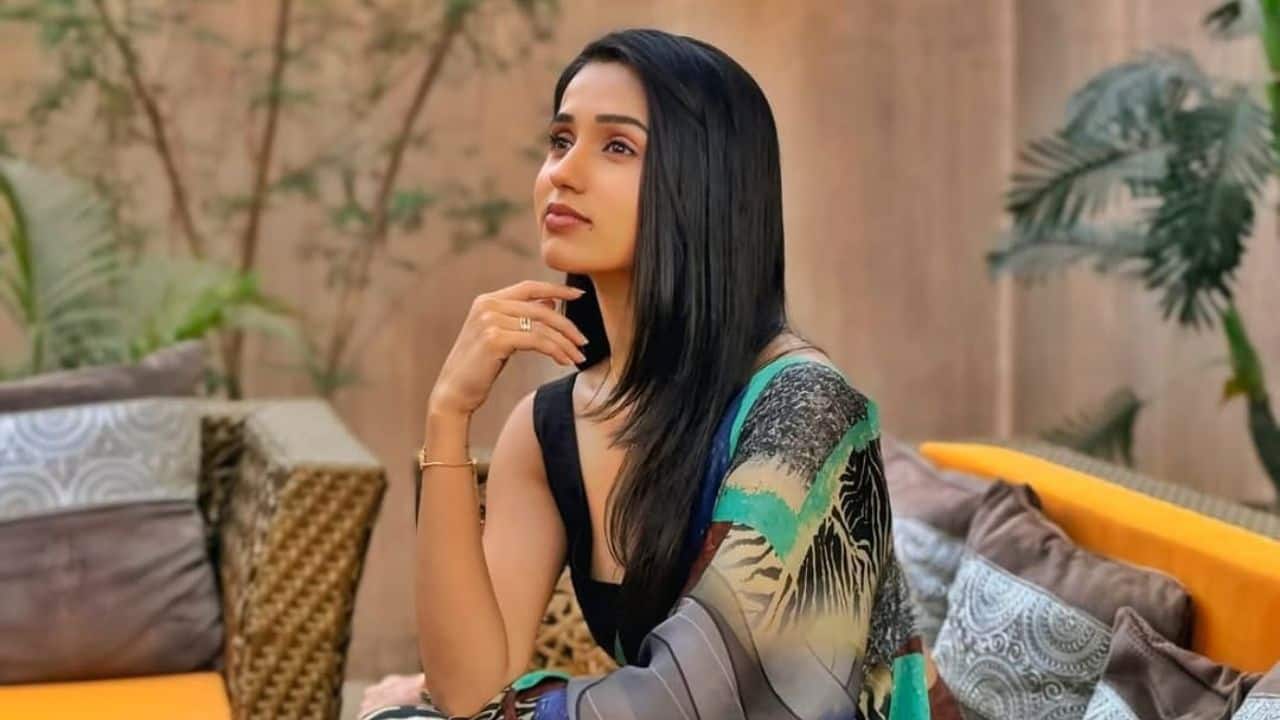 Milloni Kapadia  Milloni Kapadia is a gold medalist in skating at the national level. Following a generational shift in the plot of the show Anupamaa, she assumed the character of Kinjal. Her roles in other TV series, such as Anandibaa Aur Emily and Aapki Nazron Ne Samjha, have also earned her recognition.