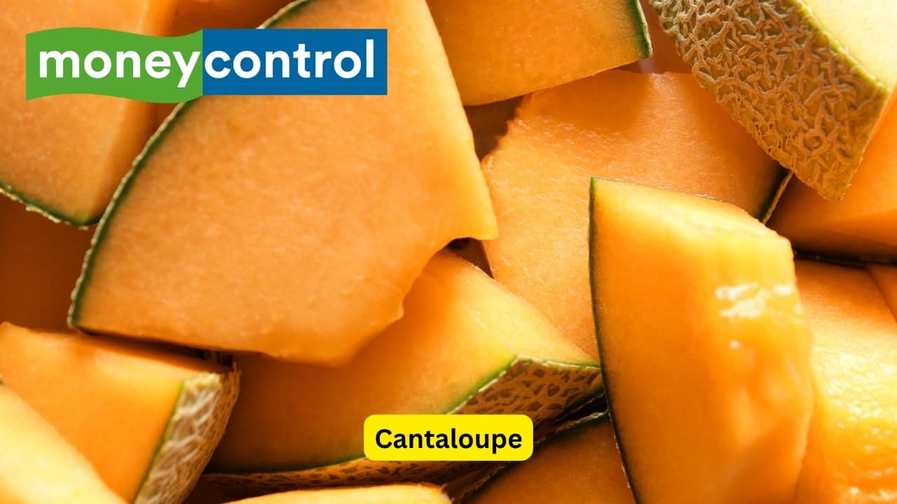 Cantaloupe Cantaloupe provides about 59 mg of vitamin C per cup. Cantaloupe is a hydrating, low-calorie fruit and works well in fruit salads or as a snack. Cantaloupe is refreshing because it’s hydrating, and its water content makes it appropriate for warm weather. Cantaloupe is also easy on the stomach. (Image: Canva) Cantaloupe Cantaloupe provides about 59 mg of vitamin C per cup. Cantaloupe is a hydrating, low-calorie fruit and works well in fruit salads or as a snack. Cantaloupe is refreshing because it’s hydrating, and its water content makes it appropriate for warm weather. Cantaloupe is also easy on the stomach. (Image: Canva)