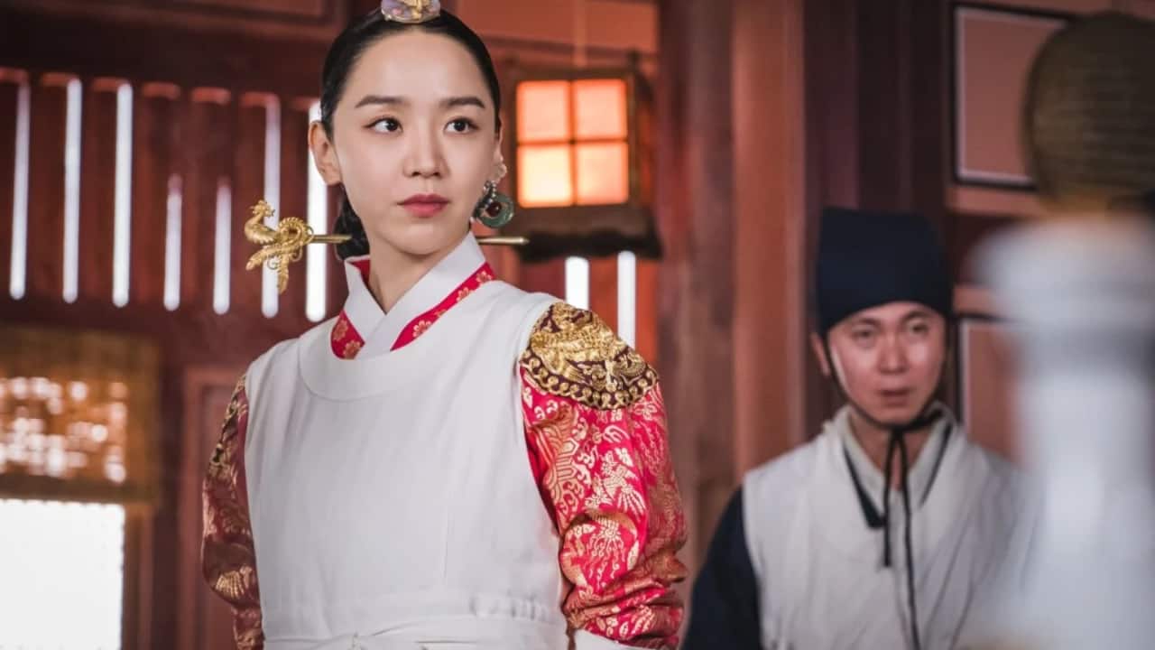 Mr Queen Shin Hye Sun excels in the role of Queen Cheorin, whose body, following a bizarre accident, is taken over by a contemporary male chef. Chaos in the royal court ensues, interspersed with unexpected tenderness and wry humor. Despite the ridiculous setup, Queen Cheorin turns palace politics upside down and emerges as one of the most compelling female leads in sageuk history, striking a balance between charm, wit, and intelligence.