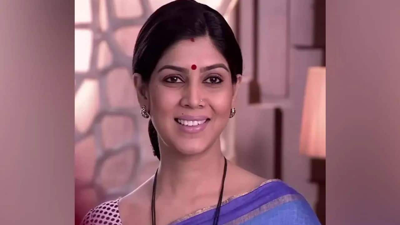 Sakshi Tanwar as Parvati Sakshi played the iconic role of Parvati in Kahani Ghar Ghar Ki. This was one of the longest-running and a cult show, which had a massive fan following. Her chemistry with Kiran Karmakar, who played the male lead as Om, was extremely loved. 