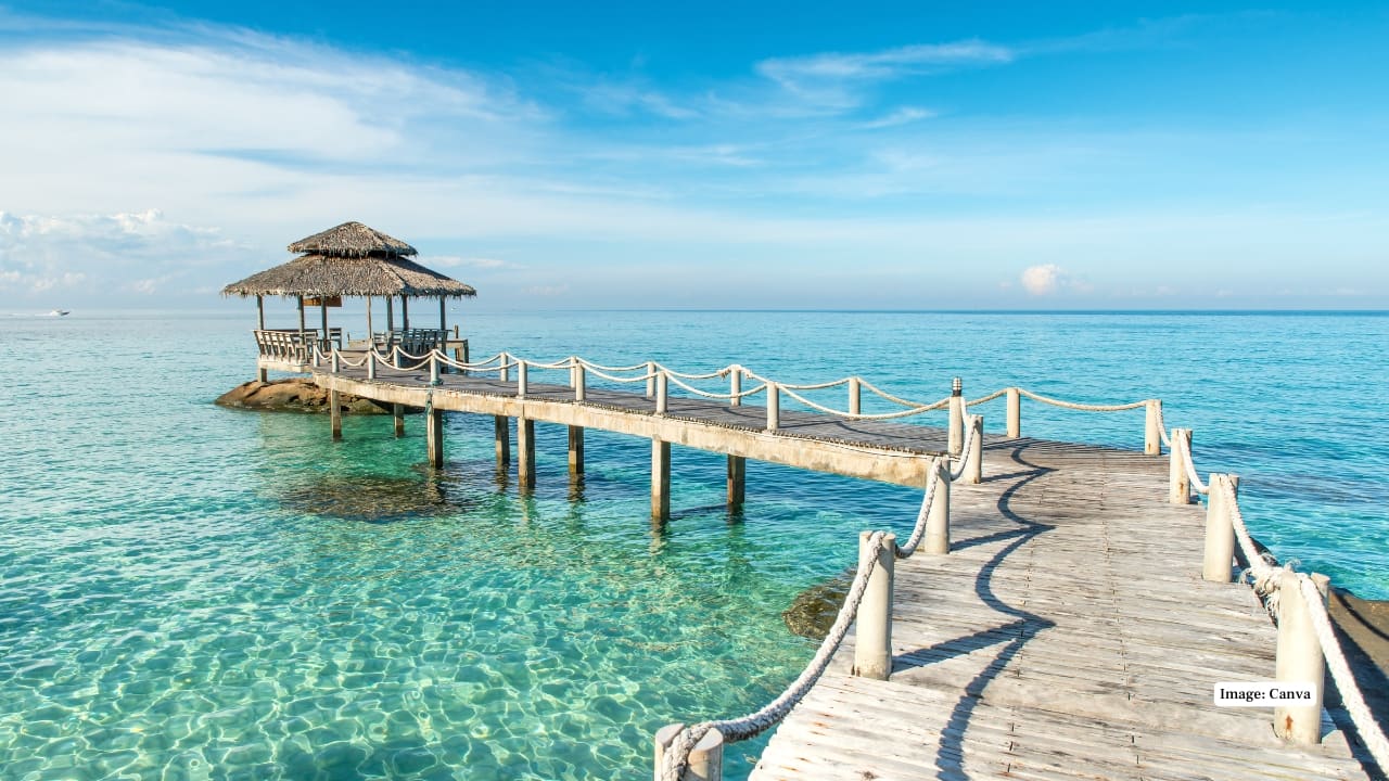 2. Phuket The most recognisable Island in Thailand boasts clear water, busy beach clubs, resorts and much peace. Couples will have fun hopping around the island, spa, and candlelight dinners along the Andaman Sea. (Image: Canva)