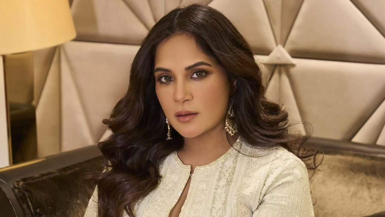Richa Chadha Richa Chadha looks elegant in this light pastel green ethnic outfit, which is an ideal choice for a perfect Diwali celebration. The outfit, including a long kurta with a beautiful white thread work decoration and bell-shaped sleeves understated elegance. The actress kept the look minimal with a gold-toned earrings, with her softly waved hair and subtle smoky eye makeup to shine, perfecting a chic and graceful festive look.