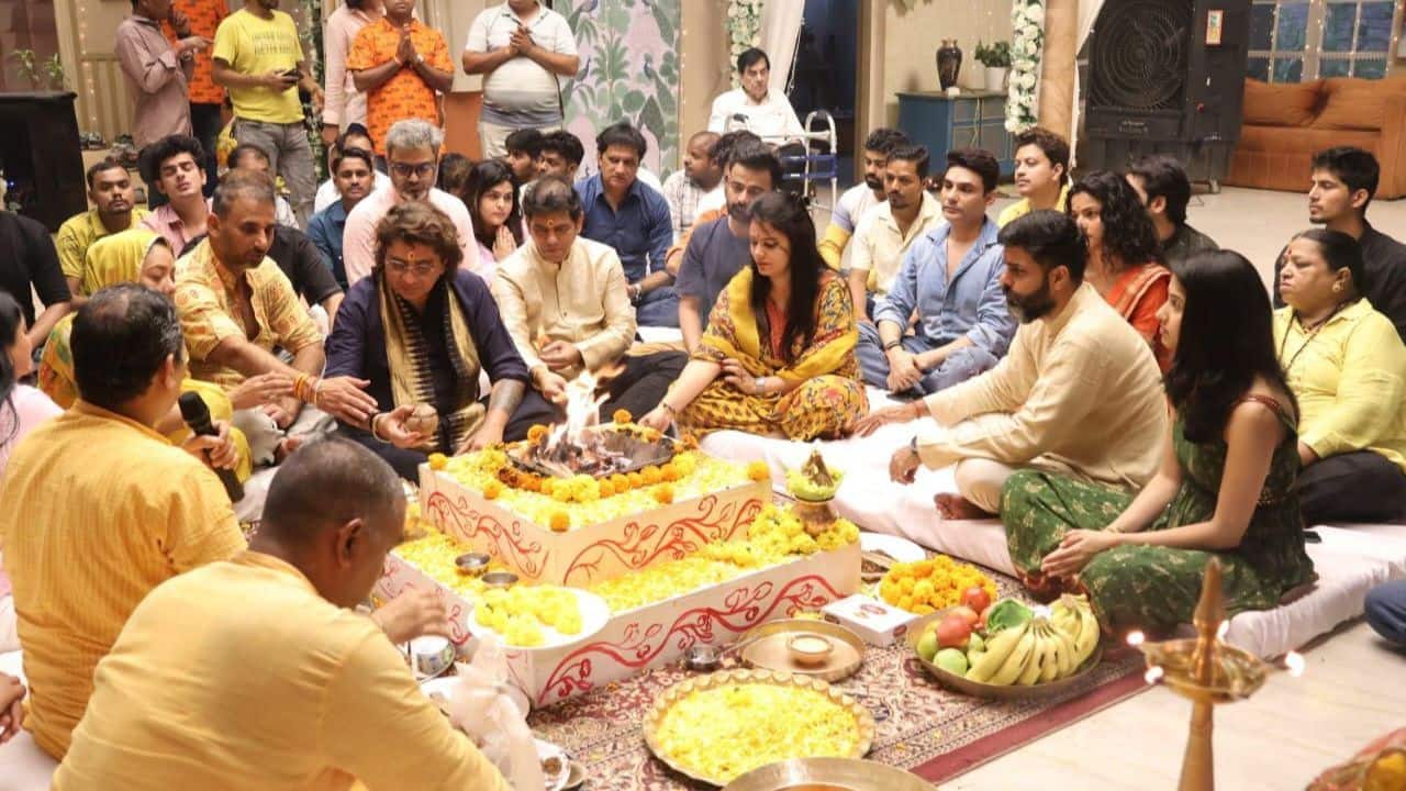 Celebrations on the set The entire cast and crew of Directors Kut Productions gathered for a spectacular havan ceremony, which flooded the sets of Yeh Rishta Kya Kehlata Hai and Anupamaa with heavenly energy, joy, and unity.