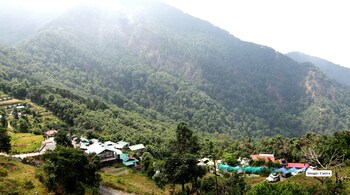 Unplug and Unwind: Lesser-Known Villages Near Delhi for a Soulful Break(Image: Canva)