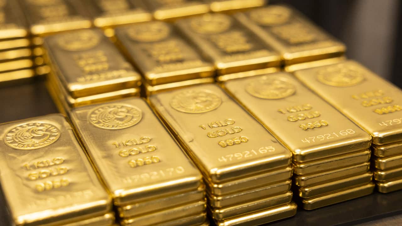 Gold holds drop as traders focus on US-China trade, credit woes