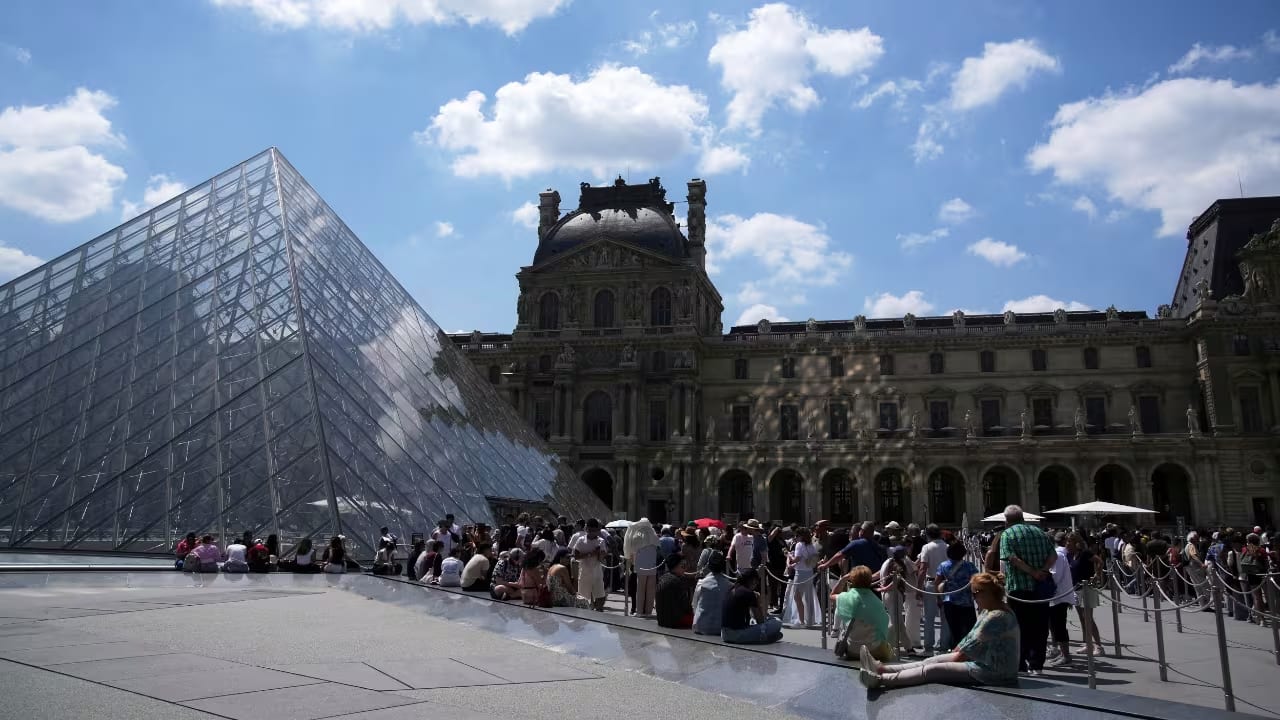 The Louvre jewel heist, explained: how four thieves pulled off a 10-minute robbery in Paris The Louvre jewel heist, explained: how four thieves pulled off a 10-minute robbery in Paris