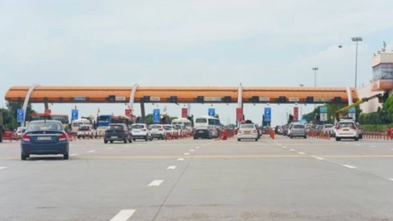 No Diwali bonus: Agra-Lucknow Expressway toll plaza staff throw gates open in protest