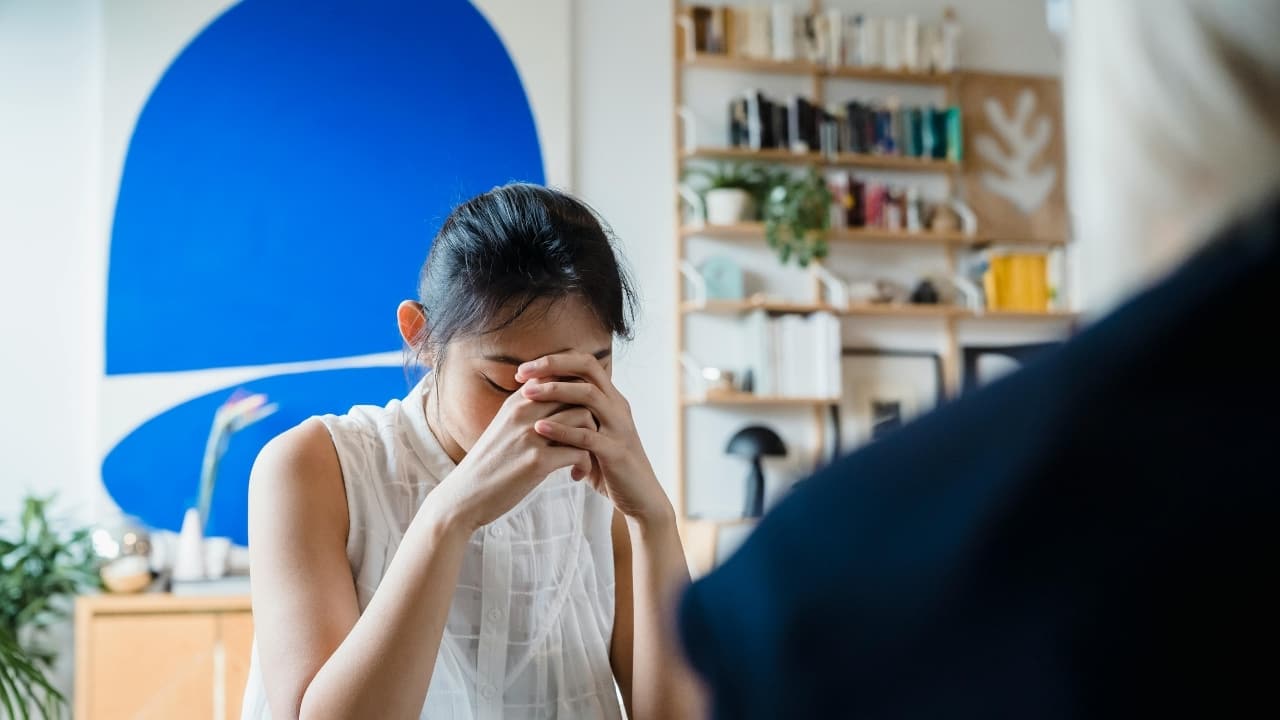 Clinical psychologist explains early symptoms of Bulimia and how to beat this eating disorder