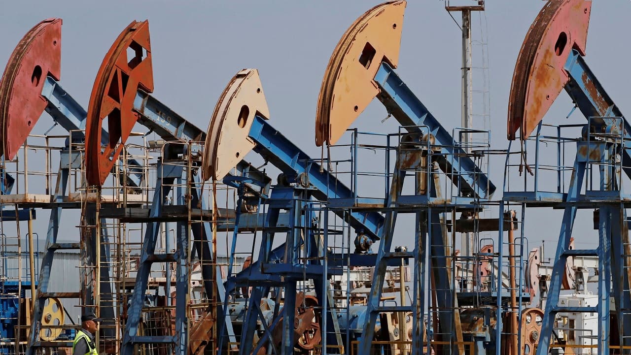 Oil heads for third monthly decline as strong dollar, ample supply weigh Oil heads for third monthly decline as strong dollar, ample supply weigh