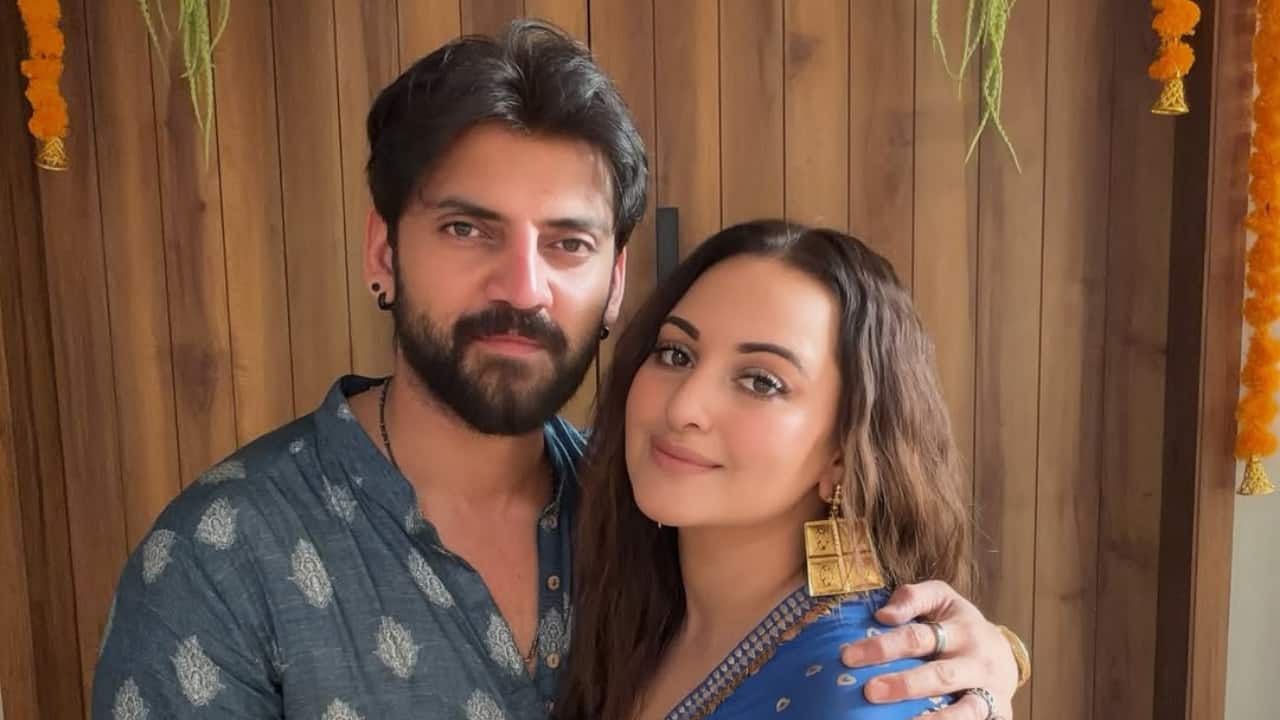 2. The couple shares a tender moment, perfectly complementing each other in traditional blue hues. Sonakshi’s calm smile and Zaheer’s relaxed pose radiate comfort, love, and the intimacy of a newly married couple celebrating their first festive season.
