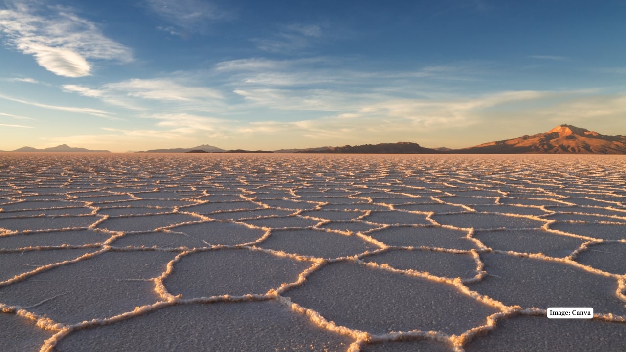Salar de Uyuni, Bolivia It has the largest salt flat in the world that becomes a huge mirror when it rains. It has one of the most alien landscapes on the planet due to its white interminable surface and reflective sky. (Image: Canva)