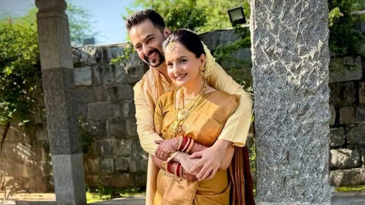 Giaa Manek and Varunn Jain  Giaa married actor Varunn Jain, known for his work in shows like Diya Aur Baati Hum. The couple also previously appeared together in the show Tera Mera Saath Rahe, a reboot of Saath Nibhaana Saathiya. The wedding was an intimate and private affair, attended by only close friends and family. The couple chose to have a unique Yogic wedding ceremony known as a Bhuta Shuddhi Vivaha.