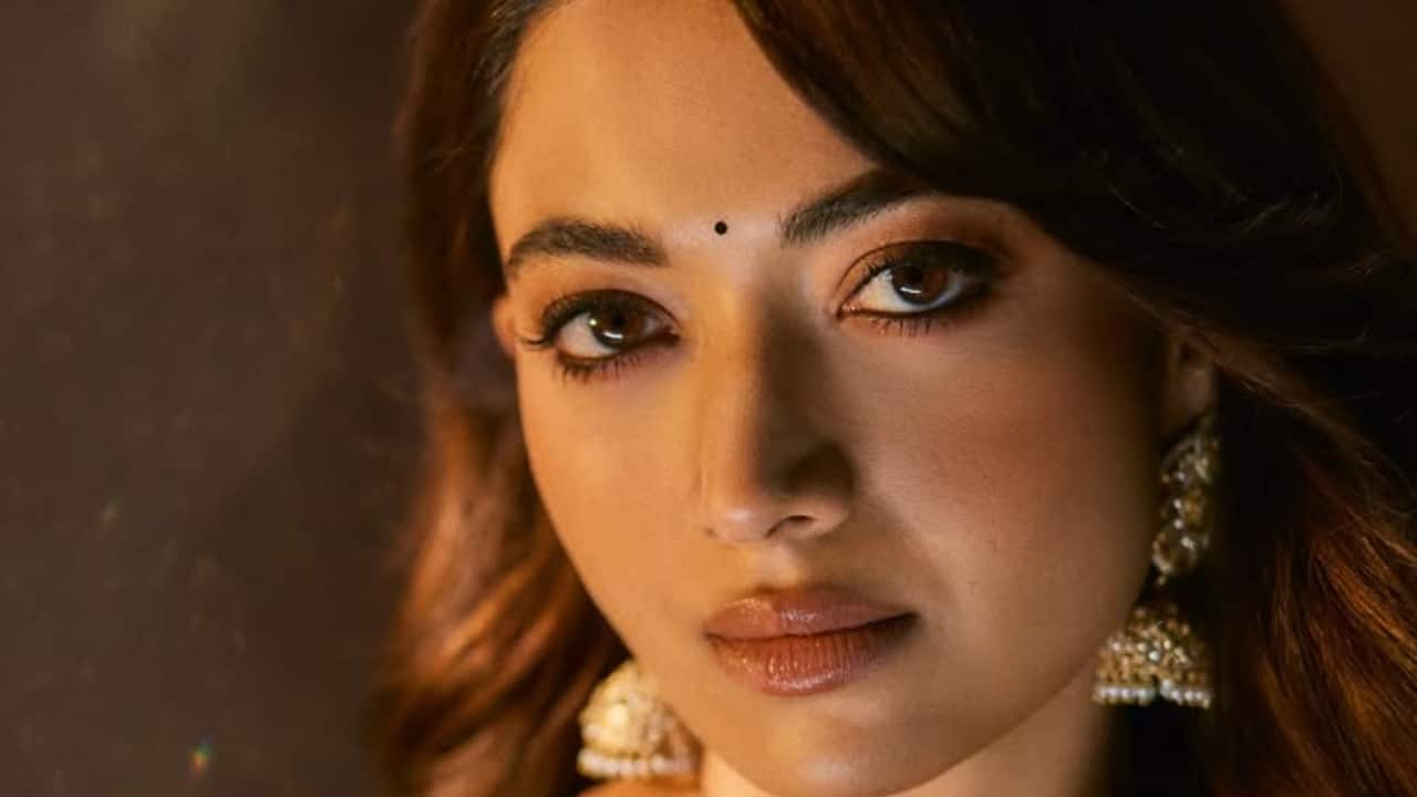 Rashmika never hides behind safe tones. Jewel greens, mustard yellows, or blush pinks—she uses color like a storyteller. Every shade feels alive against her skin, chosen not to impress but to express. That’s the trick: when your palette speaks your personality, people notice.