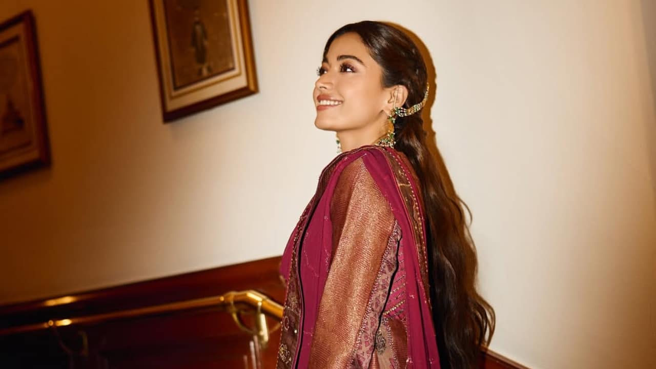 Few can turn a simple drape into a moment, but Rashmika does it every time. Her sarees balance youth and sophistication—flowing chiffons, classic silks, earthy handlooms. She proves the saree isn’t old-fashioned; it’s timeless when worn with confidence and a genuine smile.