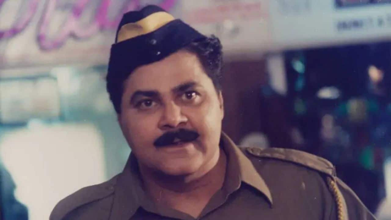 Breakthrough In the 1983 cult classic Jaane Bhi Do Yaaro, Shah played the role of Municipal Commissioner D'Mello, a corpse whose presence drives the film's plot. His performance, especially in the film's chaotic climax, cemented his reputation as a fearless comic actor.