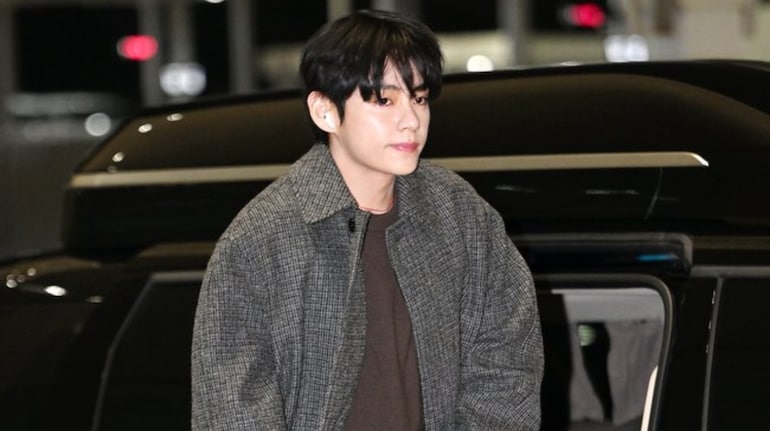 BTS V spotted in no make up look