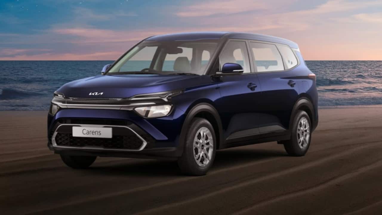Kia Carens CNG launched in India, available at Rs 77,900 premium over petrol variant Kia Carens CNG launched in India, available at Rs 77,900 premium over petrol variant