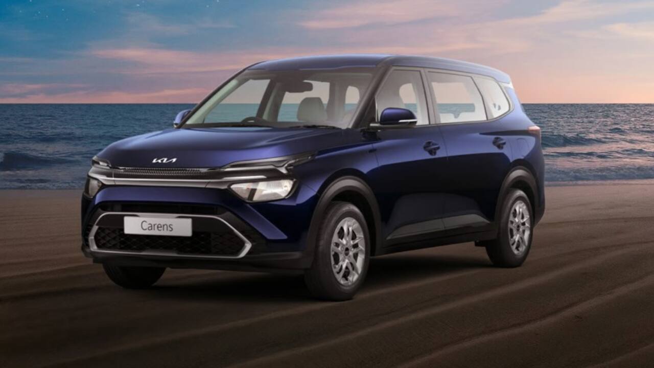 Kia Carens CNG launched in India, available at Rs 77,900 premium over petrol variant Kia Carens CNG launched in India, available at Rs 77,900 premium over petrol variant