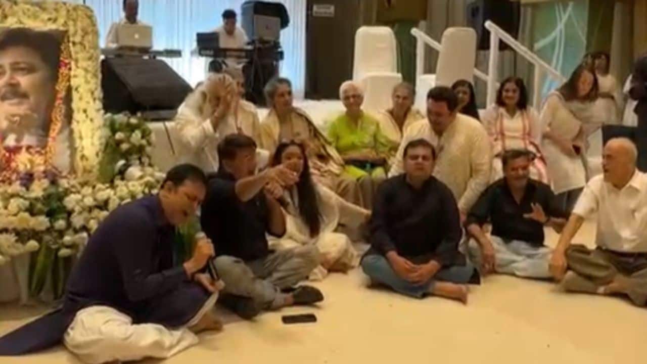 ‘Sarabhai Family’ sings iconic theme song at Satish Shah’s prayer meet in emotional farewell ‘Sarabhai Family’ sings iconic theme song at Satish Shah’s prayer meet in emotional farewell
