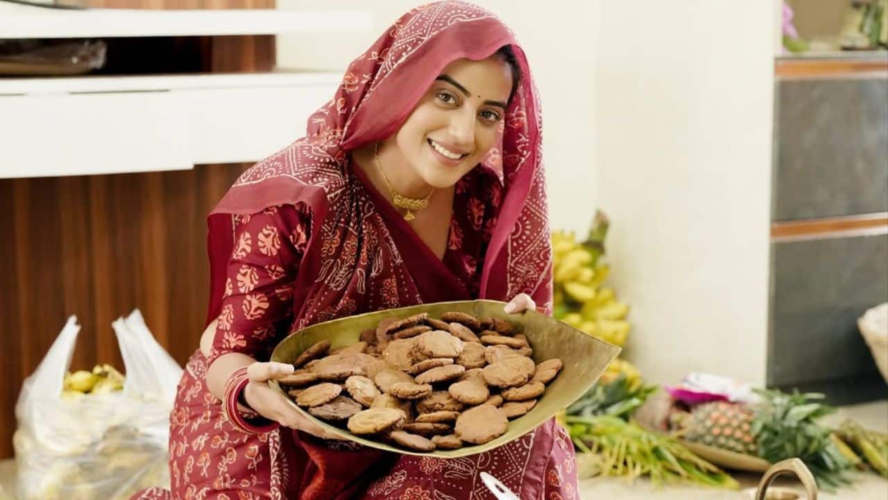 Akshara Singh Akshara Singh, a singer and actress from the Bhojpuri industry, is also fervently commemorating the occasion. Known for her lively social media and on-screen persona, Akshara observed customary ceremonies to honour Kharna and Nahaye Khaye.