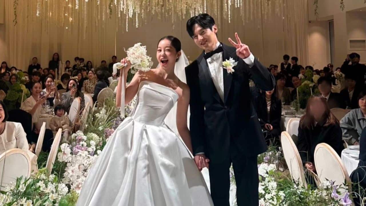K-drama actor couple Kim Ga Eun and Yoon Sun Woo tied the knot in a lavish wedding: See pics K-drama actor couple Kim Ga Eun and Yoon Sun Woo tied the knot in a lavish wedding: See pics