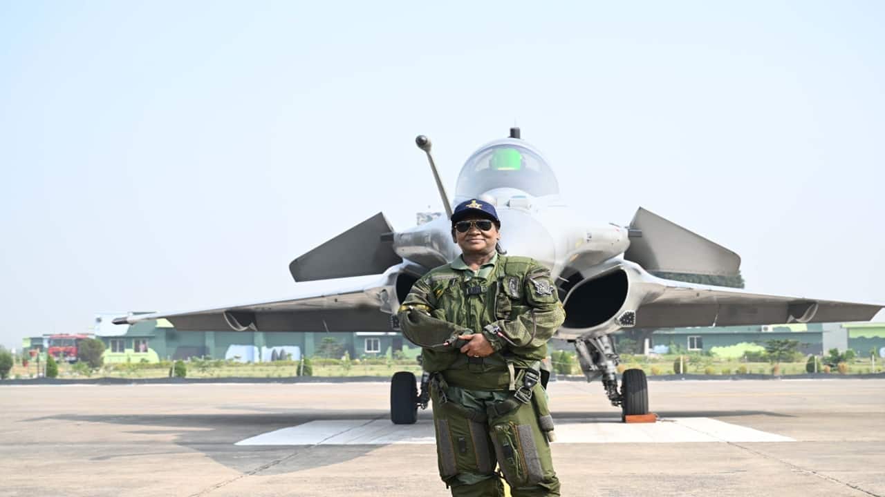 Droupadi Murmu becomes first President to take sortie in Rafale fighter jet | Watch