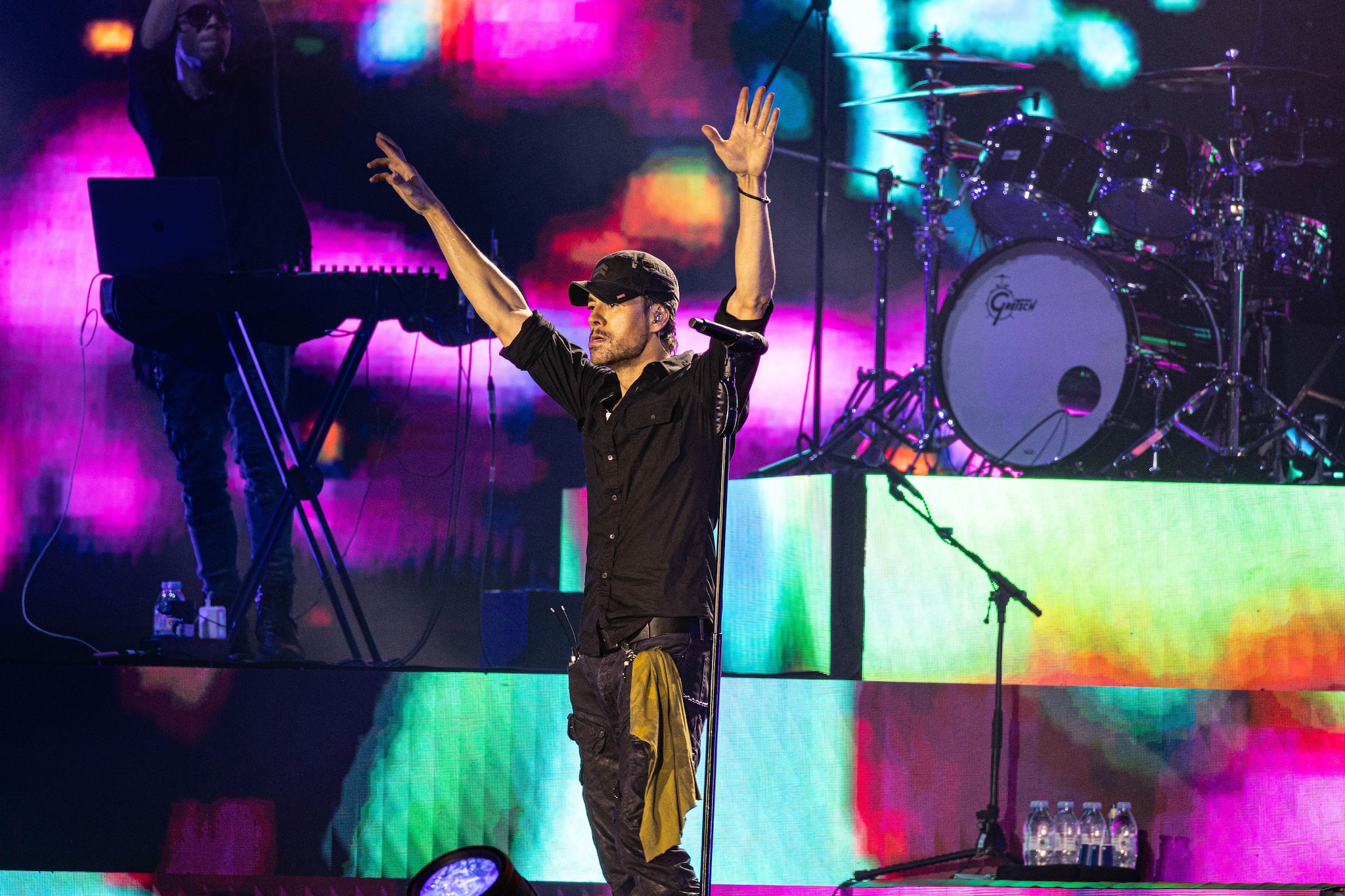 Enrique Iglesias's concert in Mumbai generates 10 Million USD For Maharashtra Tourism