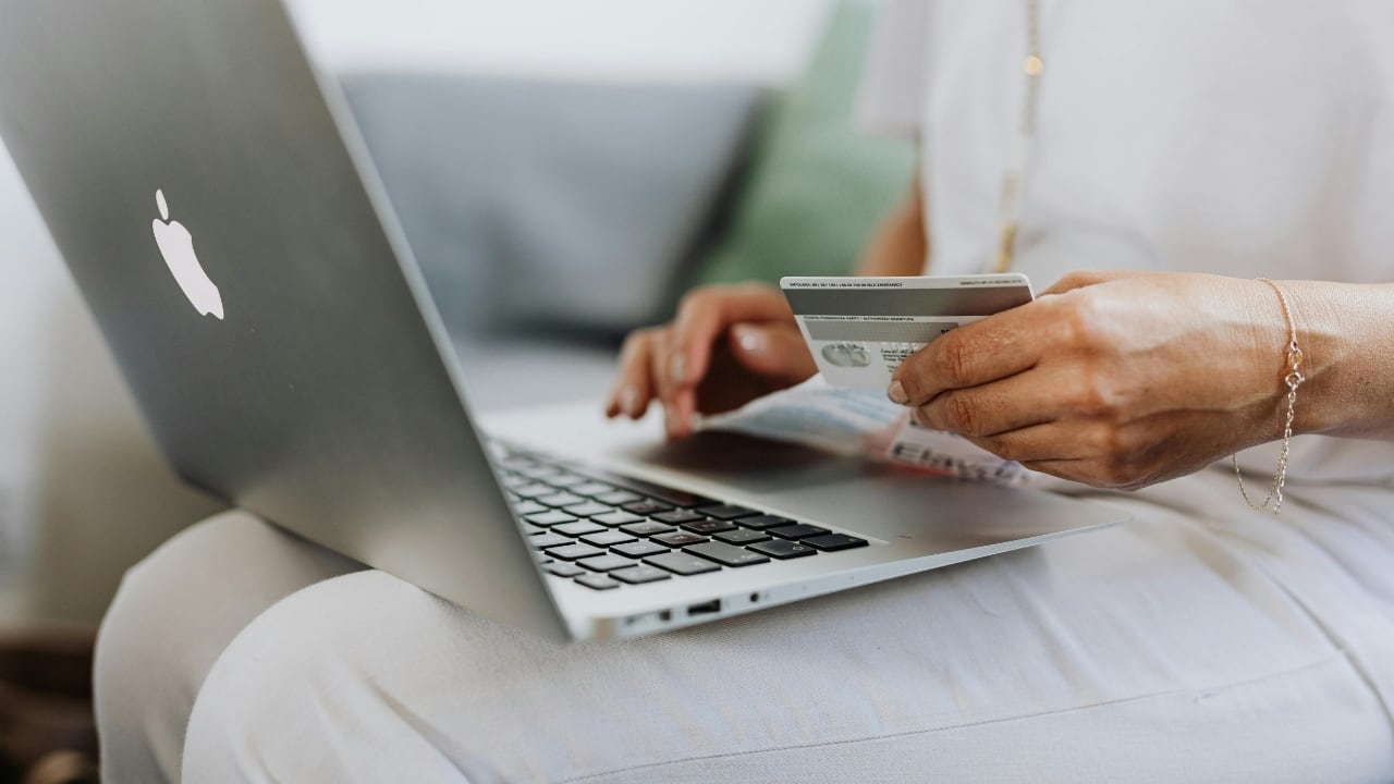 Keep your money safe from online scammers with these expert tips Keep your money safe from online scammers with these expert tips