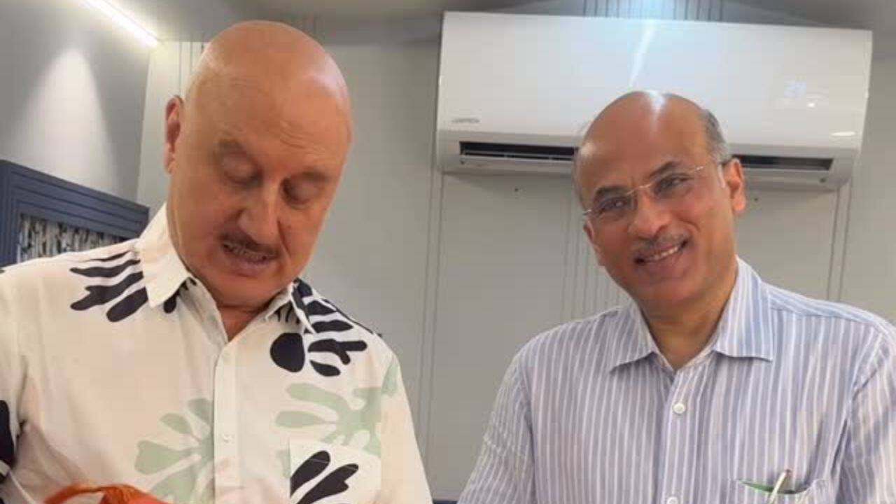 Anupam Kher announces collaboration with director Sooraj Barjatya for his 549th film, watch video