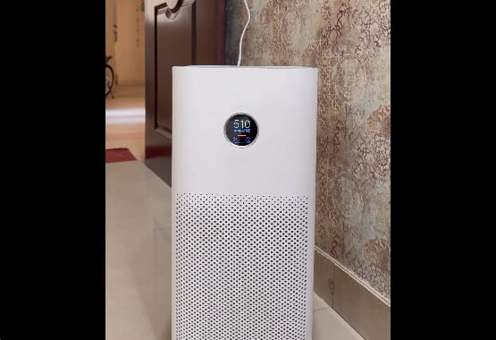 Delhi: Video shows air purifier jump from 97 to 500 AQI witin seconds as man opens door
