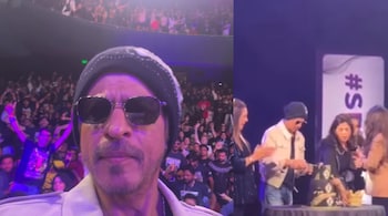 Shah Rukh Khan celebrates birthday with his fans