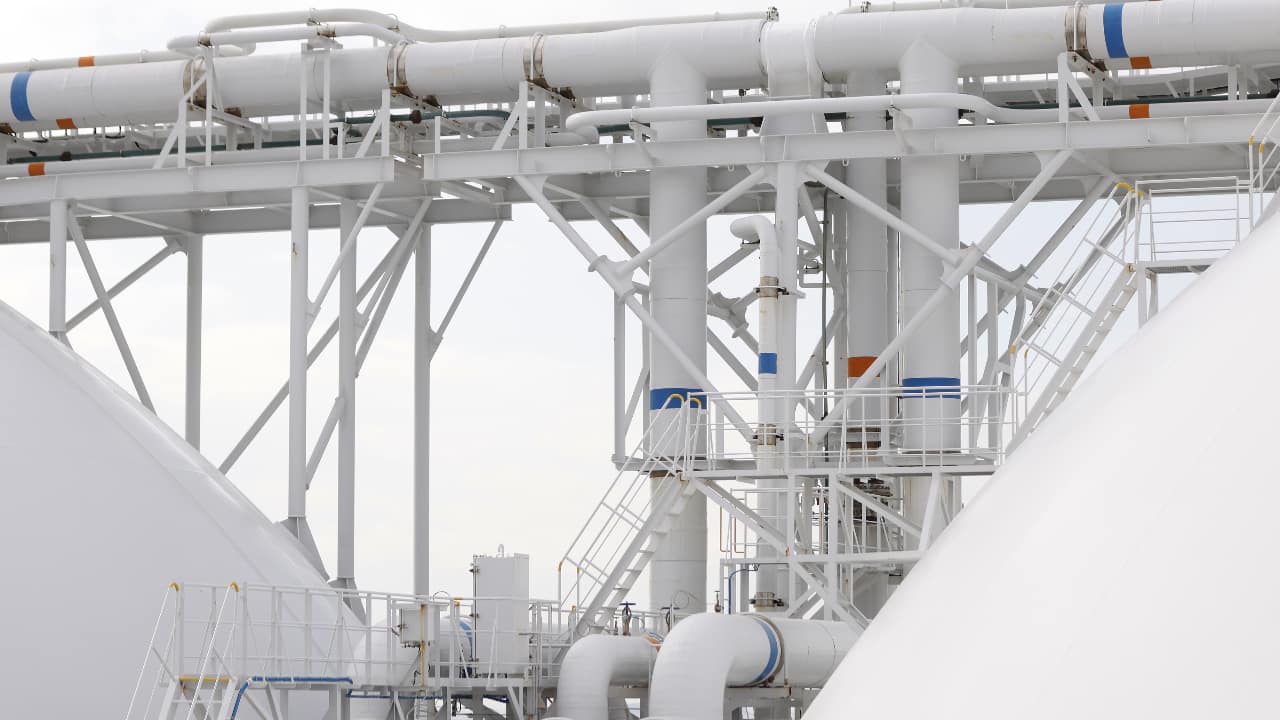 Chinese LNG ship skirting US curbs continues to fake location