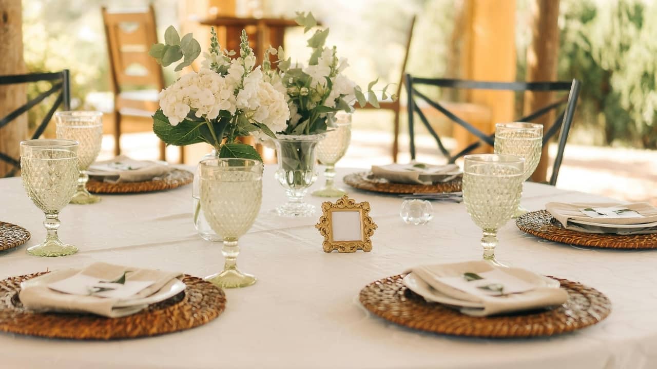 Interior architect shares simple tablescape hacks for brunches, family dinners and those fancy soirées