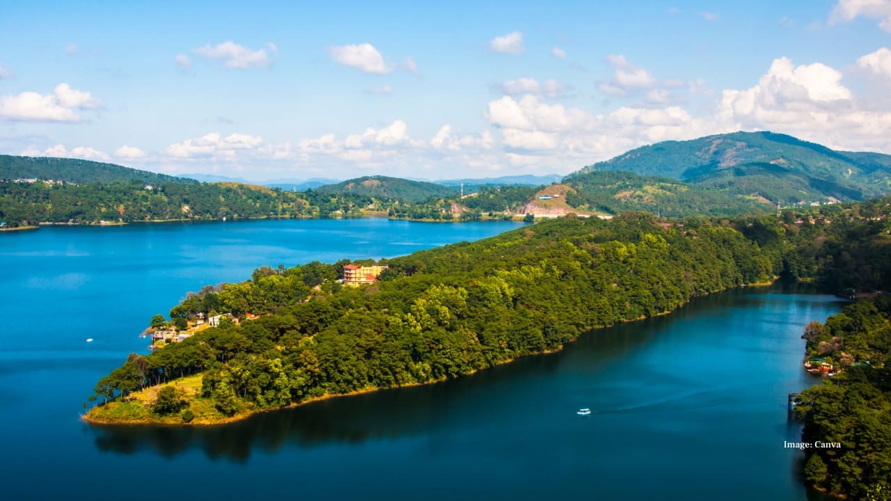 Day 1: Arrive in Shillong – The Scotland of the East Start your journey in Shillong, the capital city known for its colonial charm and rolling hills. Explore Ward’s Lake, stroll down Police Bazaar, and visit the Don Bosco Museum for a cultural overview. End your day at Shillong Peak for a panoramic sunset view over the city’s sparkling lights. Hidden Gem: Café Shillong and Dylan’s Café — perfect for local music and Meghalaya’s slow-paced café culture.