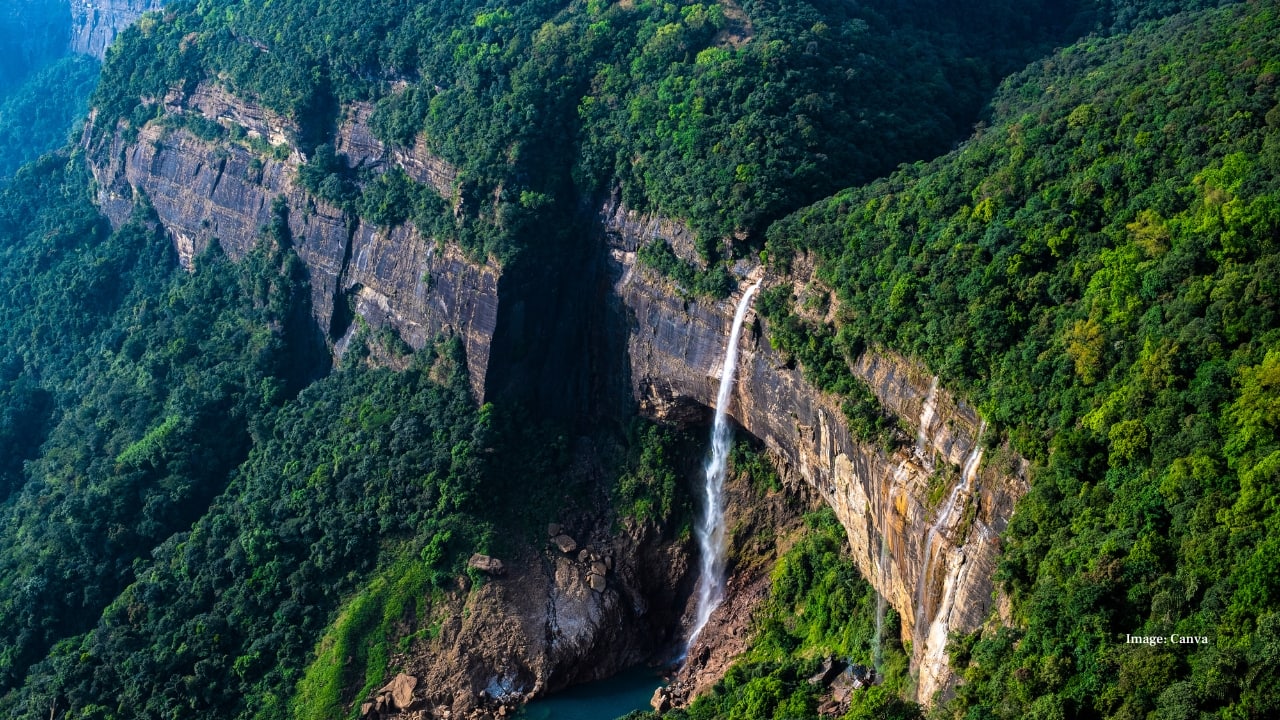 But beyond the popular sights of Shillong and Cherrapunji, Meghalaya hides treasures only a few travellers uncover — crystal-clear lagoons, quaint hamlets, and trails that lead you through cloud forests untouched by crowds. This seven-day itinerary blends the best of both worlds — famous landmarks and offbeat gems — for an unforgettable journey through India’s most enchanting state.