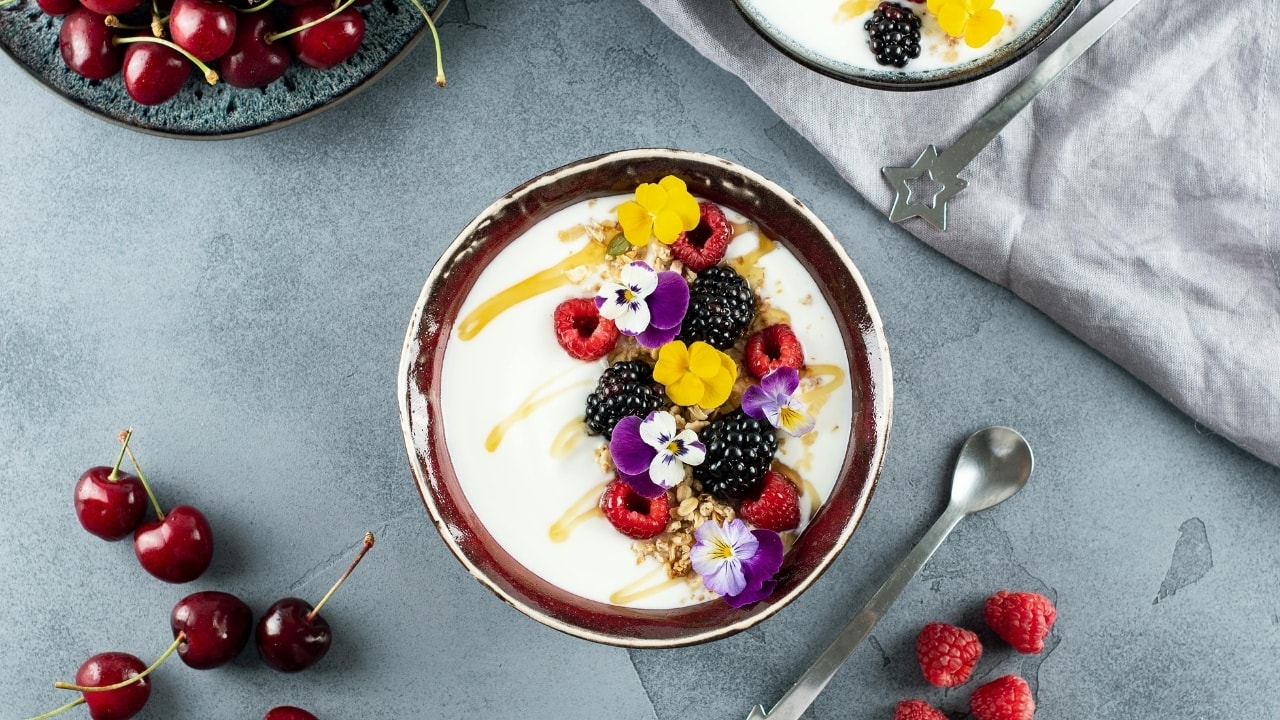 Lose weight naturally with these 3 neuroscientist-approved beverages: Probiotics, green tea, caffeine