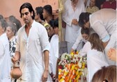 Zayed Khan breaks down at mother Zarine Khan’s funeral, last rites held according to Hindu rituals