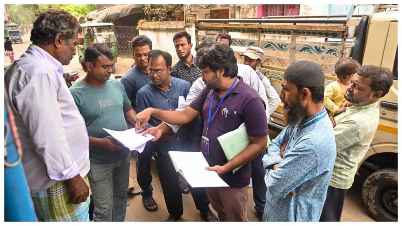 Anxious over SIR, sex workers in Kolkata's Sonagachi hold meeting before moving EC