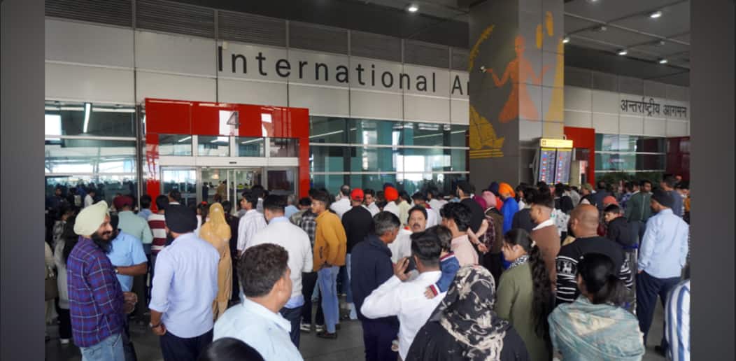 Delhi News Live: Flight services slowly resume at IGI airport after ATC system outage disrupts over 850 flights Delhi News Live: Flight services slowly resume at IGI airport after ATC system outage disrupts over 850 flights