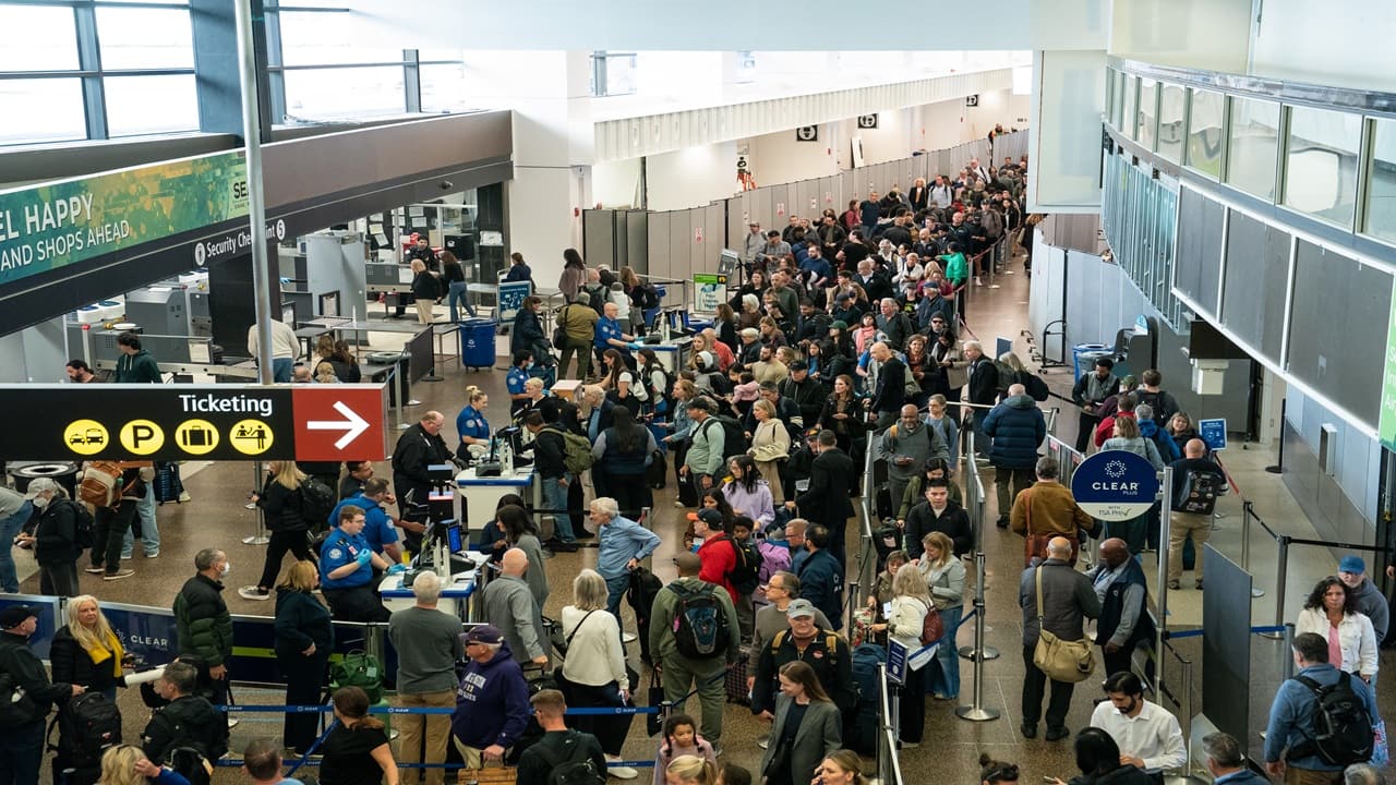 Global Flight Disruptions Worsen as Shutdown Extends Travel Chaos Worldwide