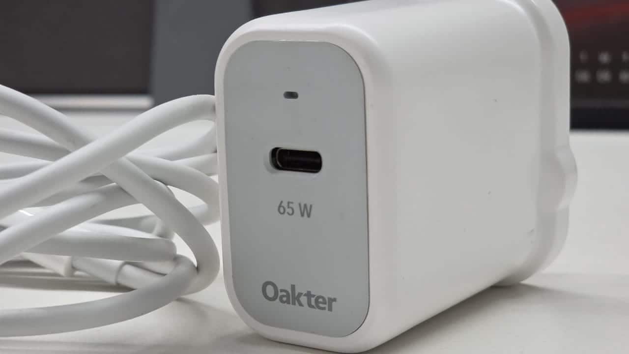 <strong>Performance and compatibility</strong><br />Under the hood, the Oakter charger offers up to 65W of power output, supporting both USB Power Delivery (PD 3.0) and Programmable Power Supply (PPS) standards. This allows it to intelligently adjust voltage and current for a wide range of devices — from laptops like the MacBook Air to smartphones such as the iPhone 15, Samsung Galaxy S24, and Google Pixel models. The use of GaN technology ensures lower heat generation and higher efficiency, even when charging power-hungry devices.<br />The charger performs well with laptops, comfortably sustaining full-speed charging without thermal throttling. When used with phones, it automatically switches to optimal lower power output for safer, faster top-ups.