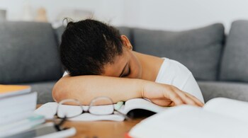 Your body whispers before it screams — fatigue, eye twitch, brain fog. Learn the subtle signs of nutrient deficiencies and how to fix them naturally. (Image: Pexels)