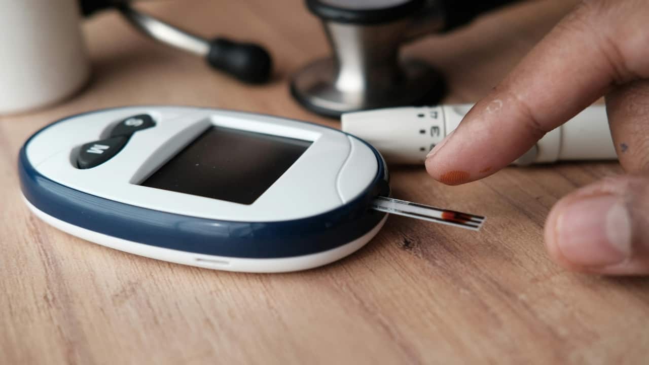 Diabetes: Control blood sugar level, stop energy crashes with these smart eating habits at workplace