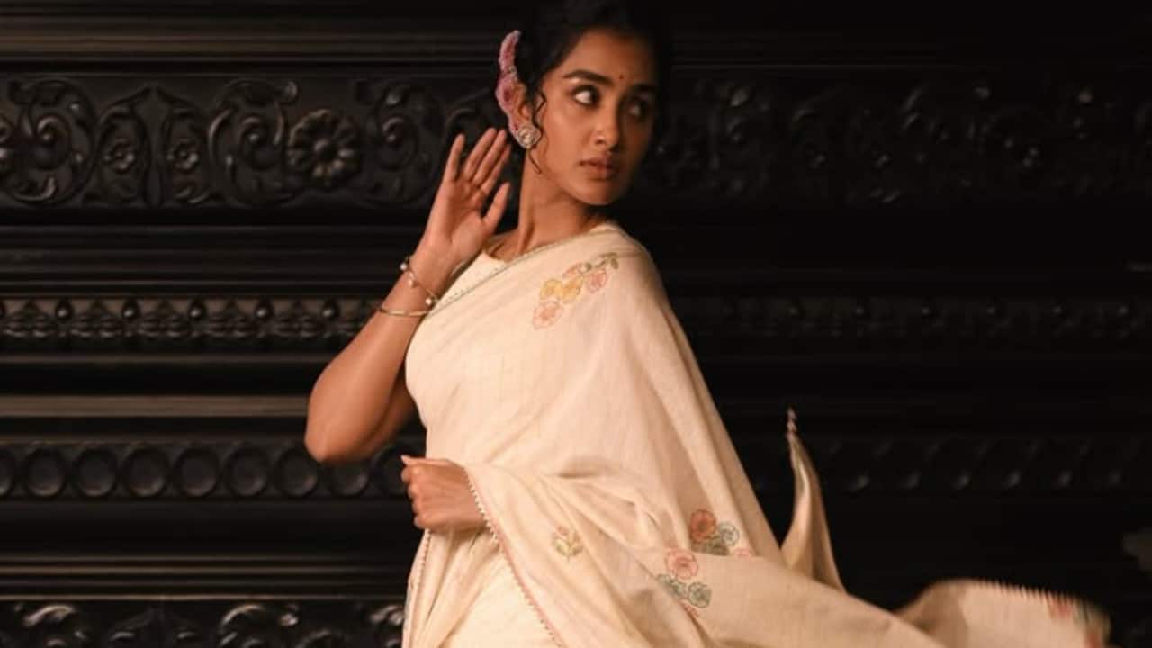 Glam in a saree Pastel colors, florals, and a lot of embroidery are common on Anupama's sarees. She wears them with light makeup and jewelry that looks like dew to show off how beautiful she is. There are many various kinds of materials, such as heavy silk drapes and light organzas. With her large bindis and lovely curls, she seems like a classic beauty.