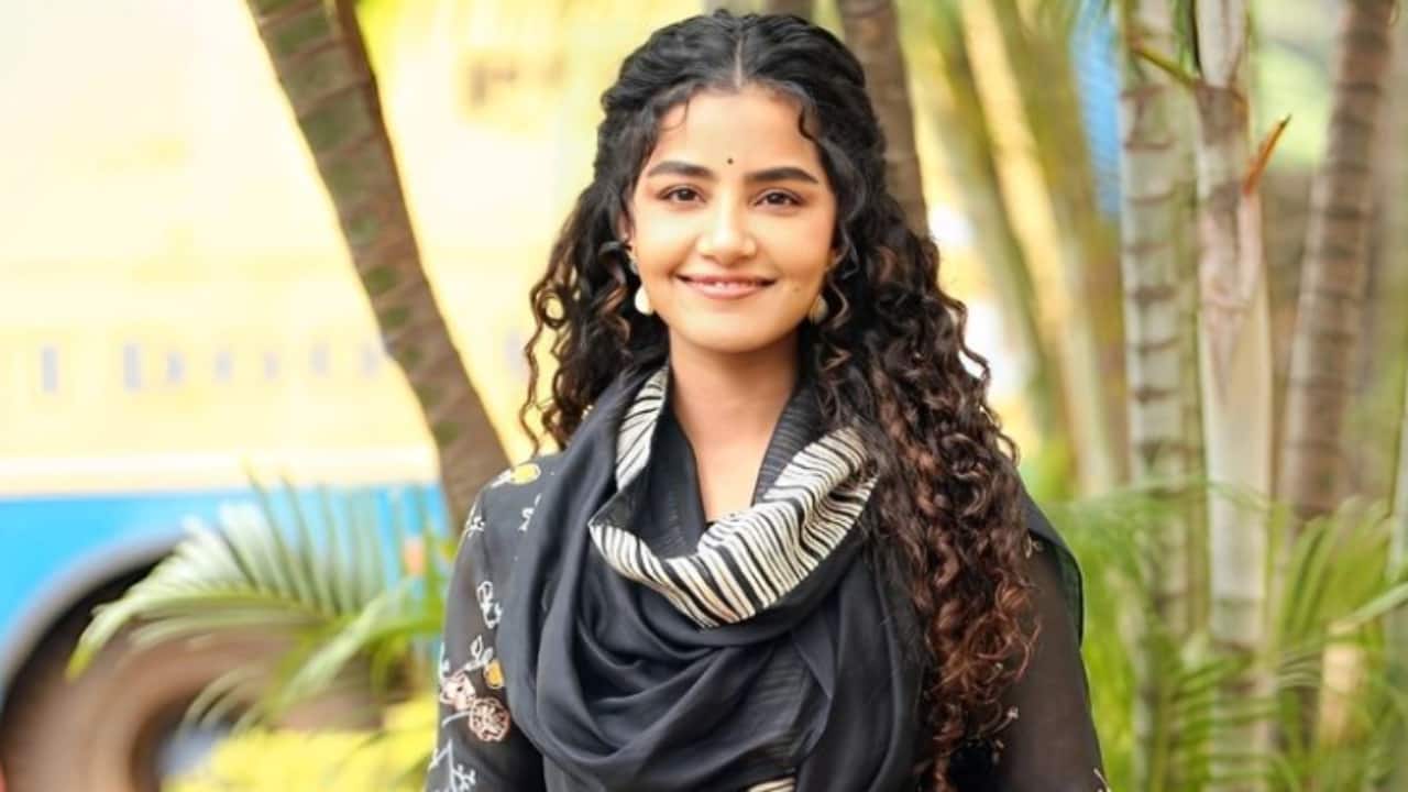 Killing it in a Kurta Anupama likes to wear flowy cotton or chiffon kurtas to casual ethnic occasions. She wears it with palazzos or dupattas to make them look basic but elegant. She knows how to dress for comfort since she chose colors and fabrics that are comfortable to wear.