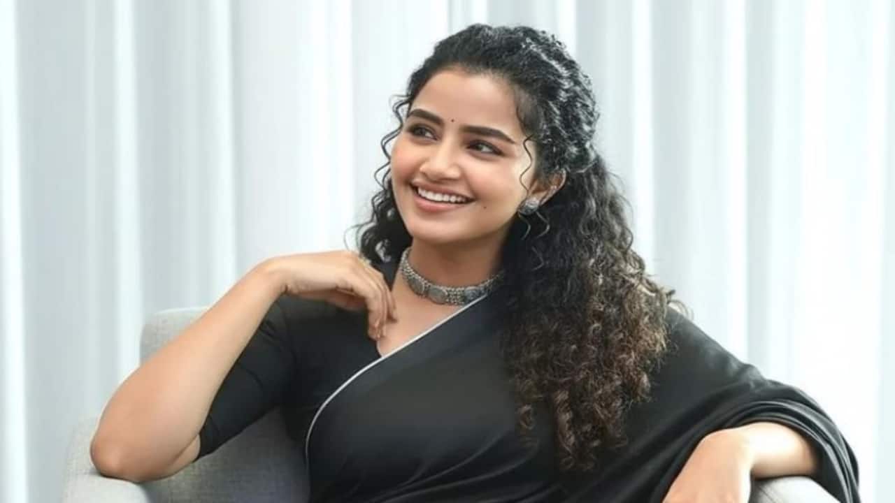 Style that works with everything Anupama sometimes wears clothes that mix Indian and Western styles, including crop tops with ethnic skirts or saree drapes that are in style. These clothes merge styles from the past and the present. These styles are a good mix of old and new.