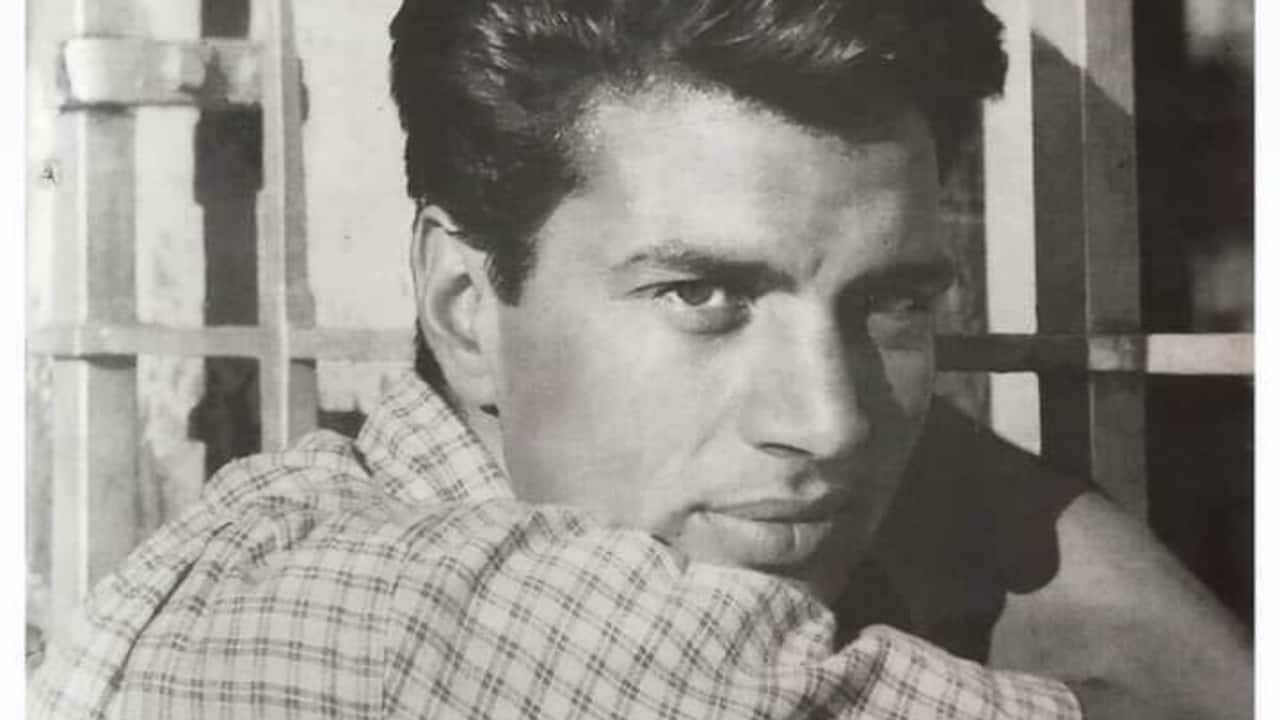 When Dharmendra revealed he would work in garage to survive in Mumbai, &quot;Mujhe sirff 200 Rs milte the...&quot;.